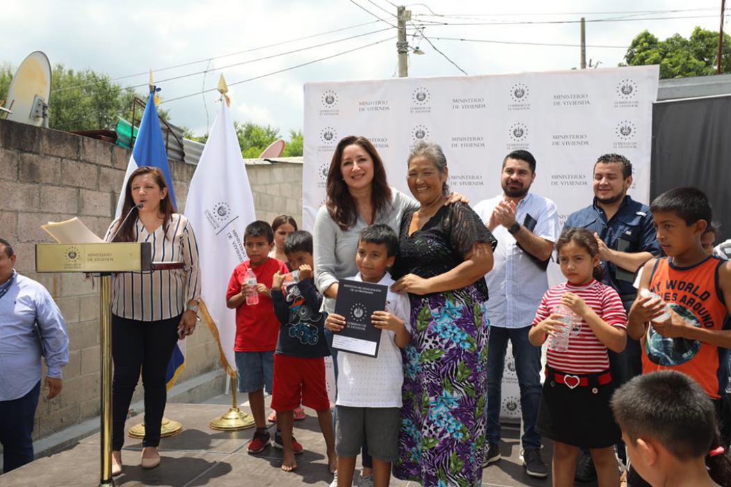 Vivienda entrega escrituras de propiedad a familias de comunidad La Naval vivienda-entrega-escrituras-de-propiedad-a-familias-de-comunidad-la-naval